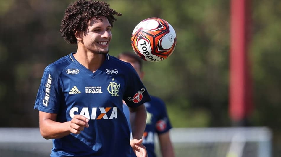 Inter monitora a situação do volante Arão, que negocia com o Santos