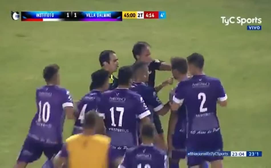 Árbitro acaba jogo na Argentina em lance de contra-ataque armado