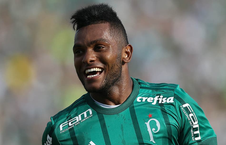 Borja ganha apoio e busca o primeiro gol em clássico pelo Palmeiras
