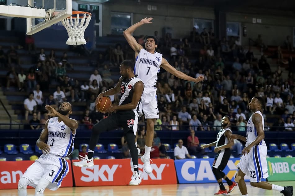 Vasco leva sufoco no final da partida, mas consegue vencer Pinheiros