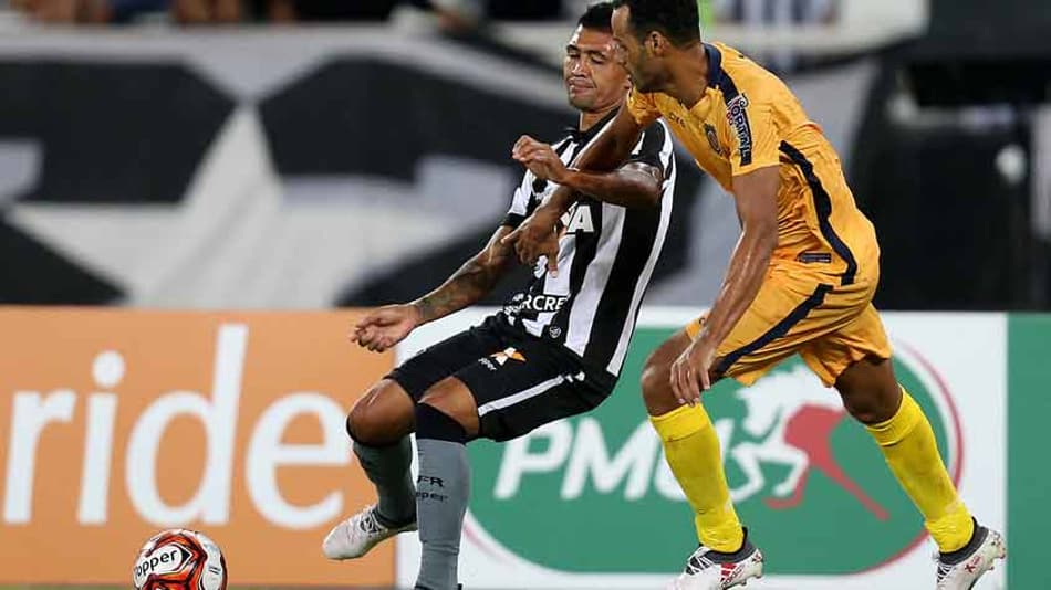 Com dores na coxa direita, Kieza desfalca o Botafogo contra o Paraná