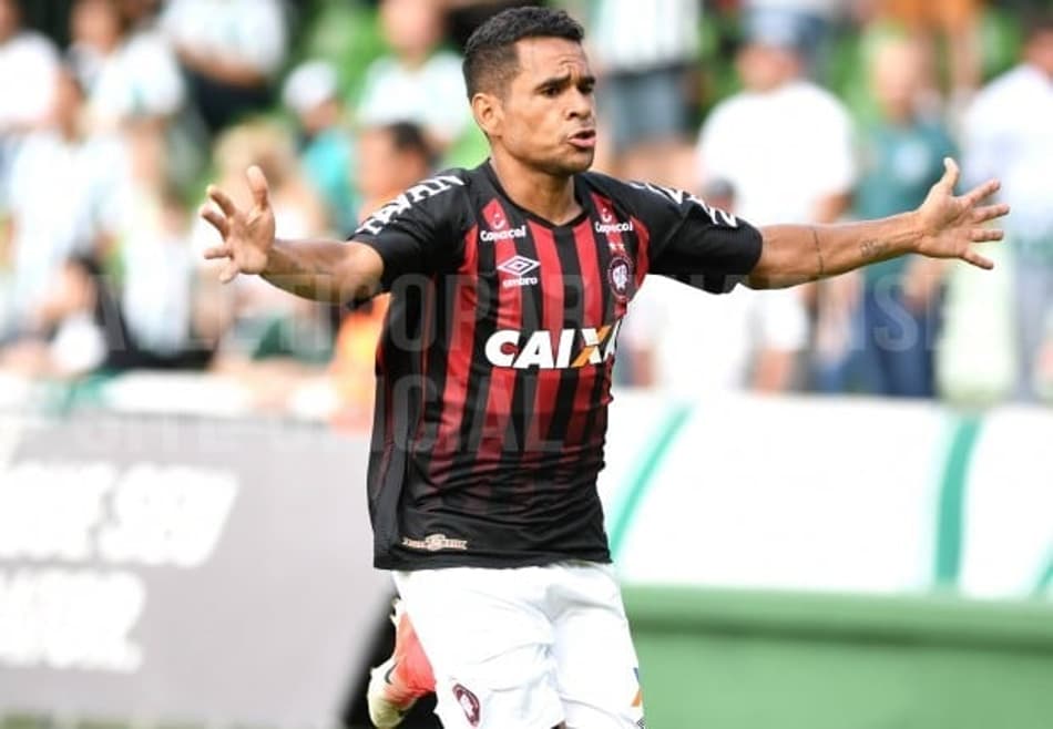 Ederson decide e Atlético-PR vence o Coritiba no Couto Pereira