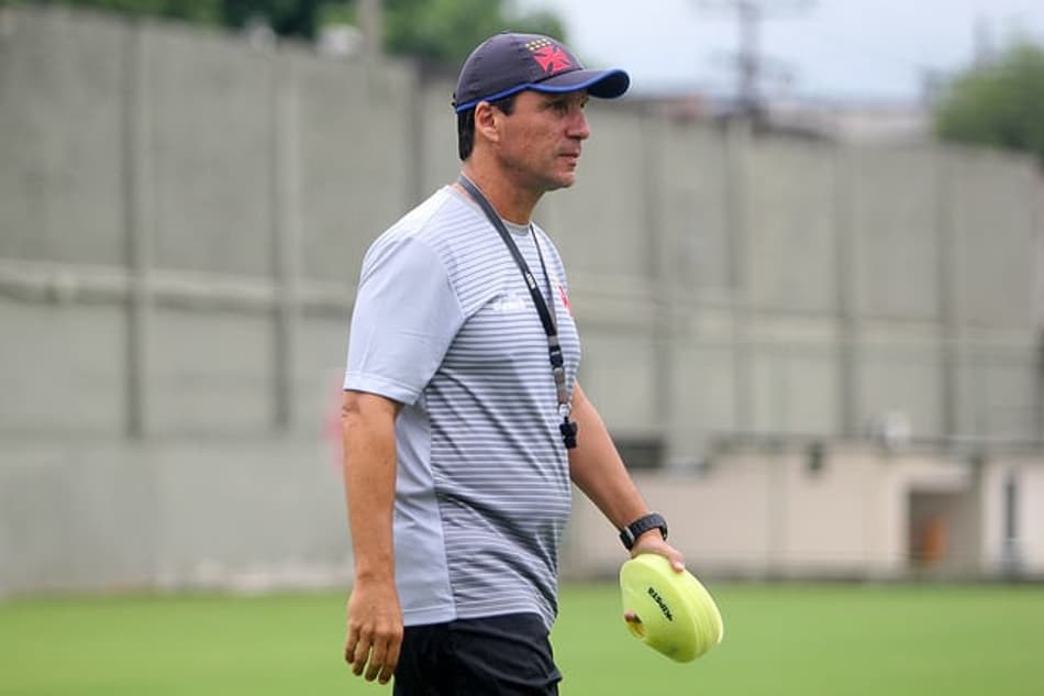 Em treino tático, Zé mantém time que venceu o Concepción