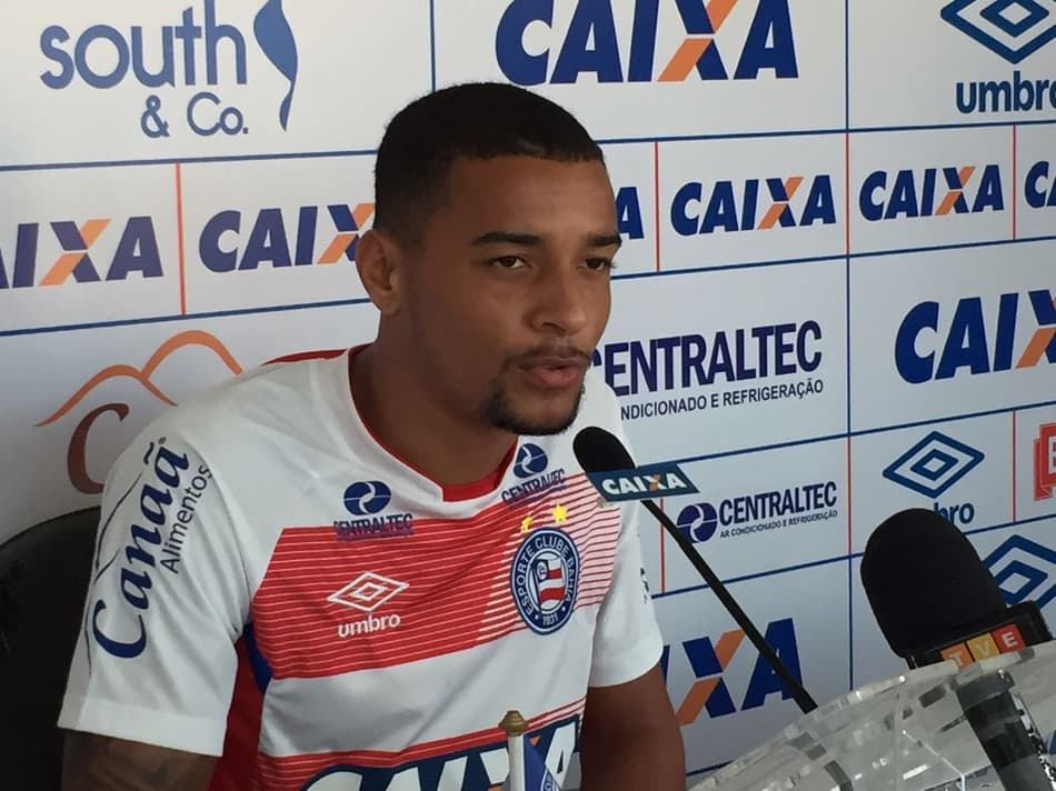 Em momento delicado, volante sai em defesa do técnico Guto Ferreira