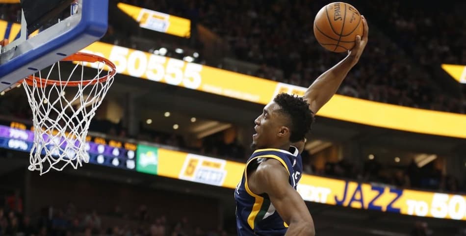 Donovan Mitchell leva colete à prova de balas para entrevista após vitória