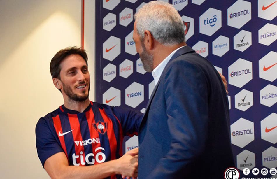 De olho na Libertadores, Cerro Porteño apresenta novo técnico