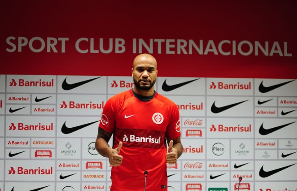 Zagueiro Rodrigo Moledo é apresentado no Internacional