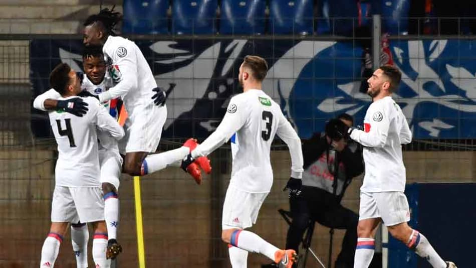 Lyon tem dificuldades, mas vence e vai às quartas da Copa da França