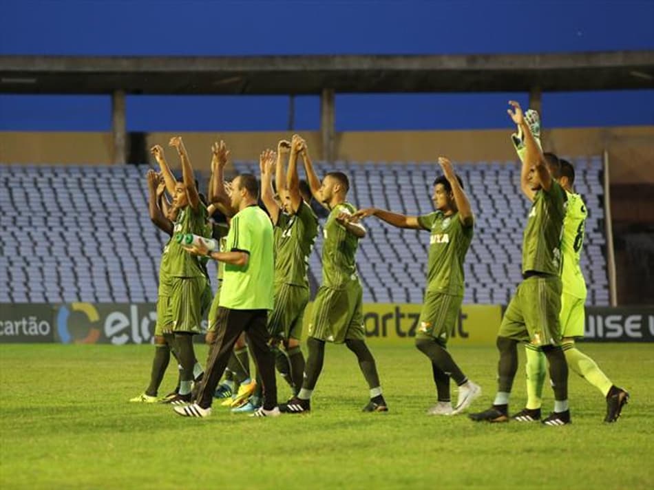 Coritiba sofre, marca nos acréscimos e passa pelo Parnahyba-PI na Copa do Brasil