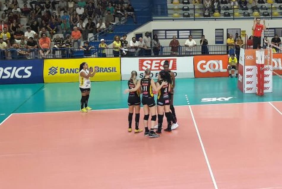 Na liderança da Superliga, Praia Clube derrota Sesi-SP