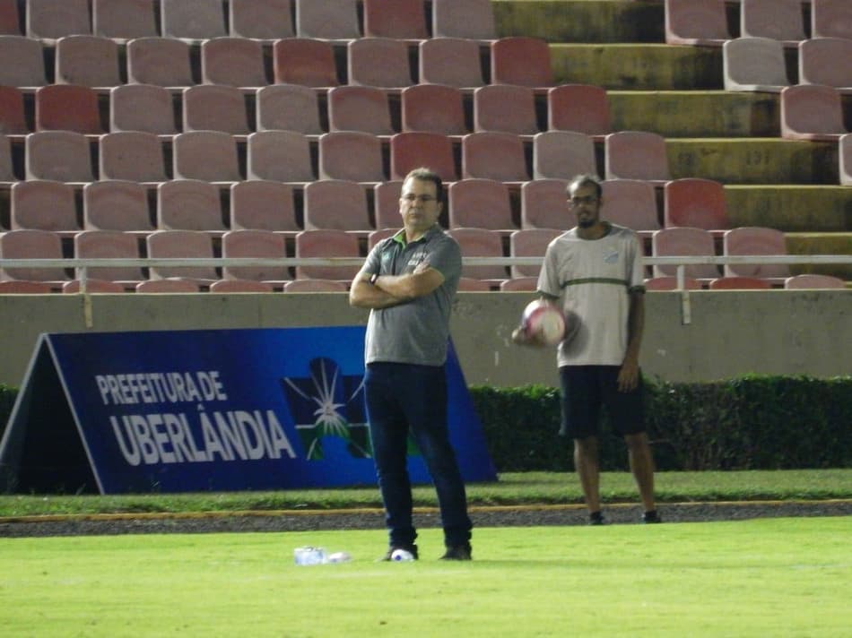 Após revés, Enderson dispara: ‘placar não condiz com o que foi o jogo’
