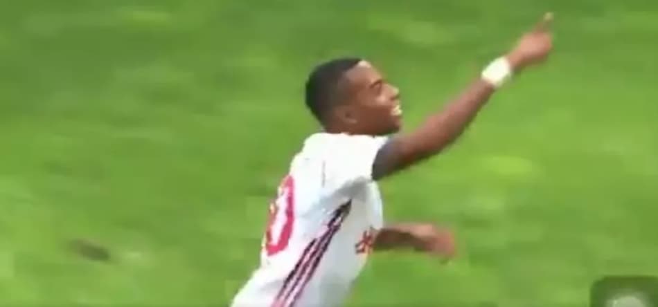Robinho comemorando seu primeiro gol pelo Sivasspor