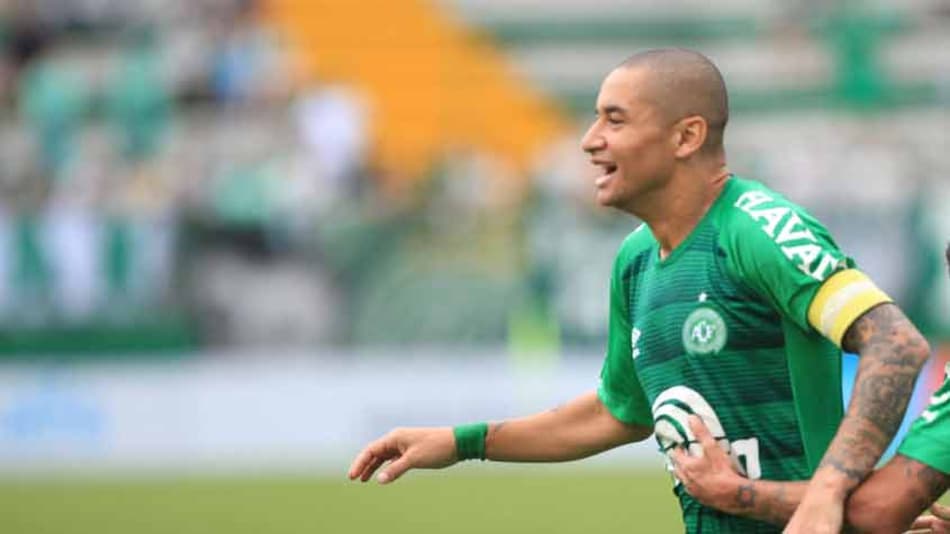 Chapecoense bate Brusque e cola na liderança do Catarinense