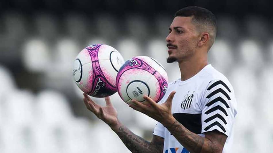 De emprestado a titular em um ano, Alison vira referência no Santos