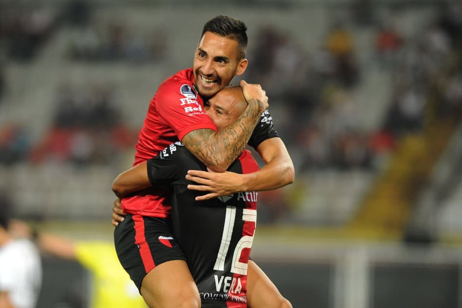 Colón vence Zamora e conquista boa vantagem para jogo de volta