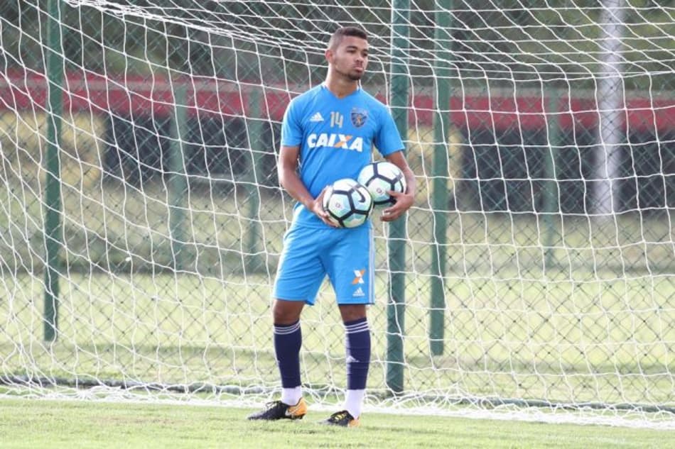 Atacante do Sport se recusa a viajar e Nelsinho Baptista o afasta da equipe