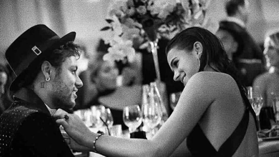 Neymar recebeu uma declaração de Bruna Marquezine, neste Valentines Day. a atriz publicou em seu instagra: "Sempre. Amo você, Neymar", na foto do casal