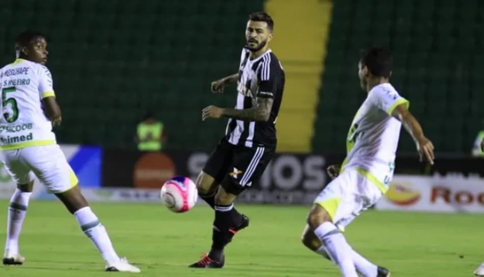 Briga pela liderança entre Chape e Figueira acaba com empate sem gols