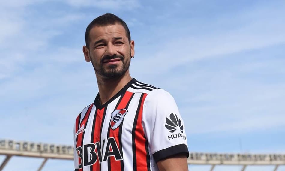 River Plate lança terceiro uniforme com inspiração em camisa de 1986