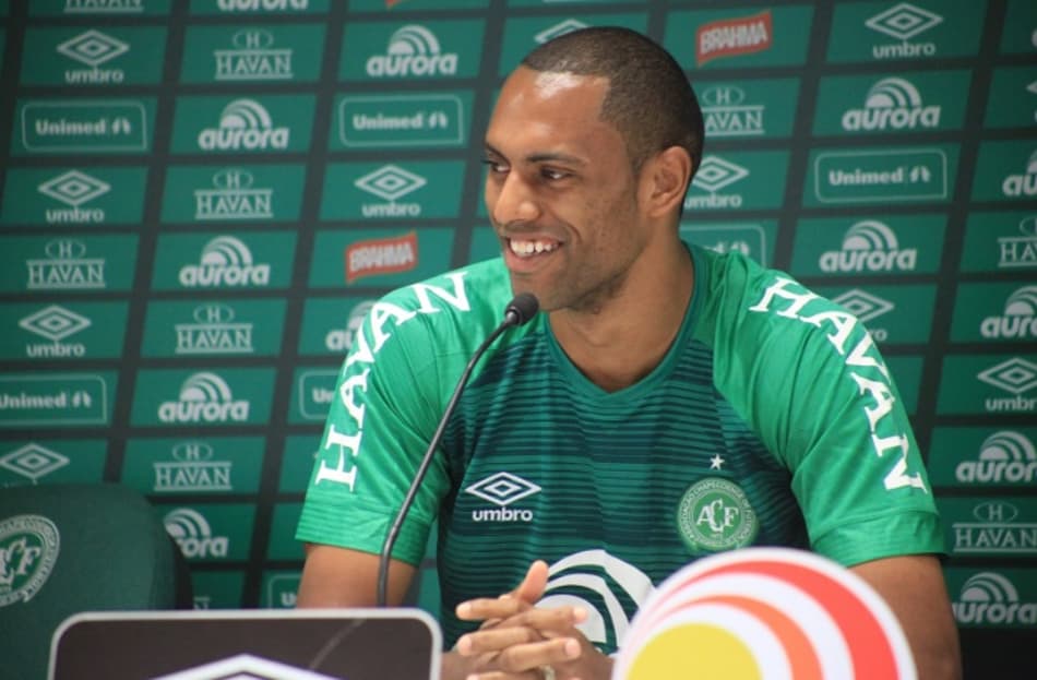 Com fratura óssea nos dentes, Douglas vira desfalque contra o Avaí