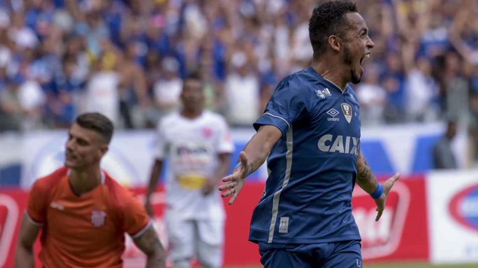 Cruzeiro derrota o Villa Nova e abre vantagem na liderança do Mineiro
