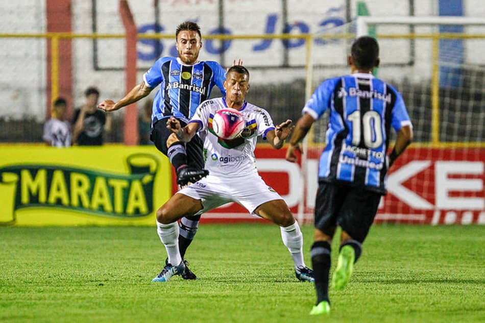 Grêmio sofre nova derrota no Gauchão e se complica