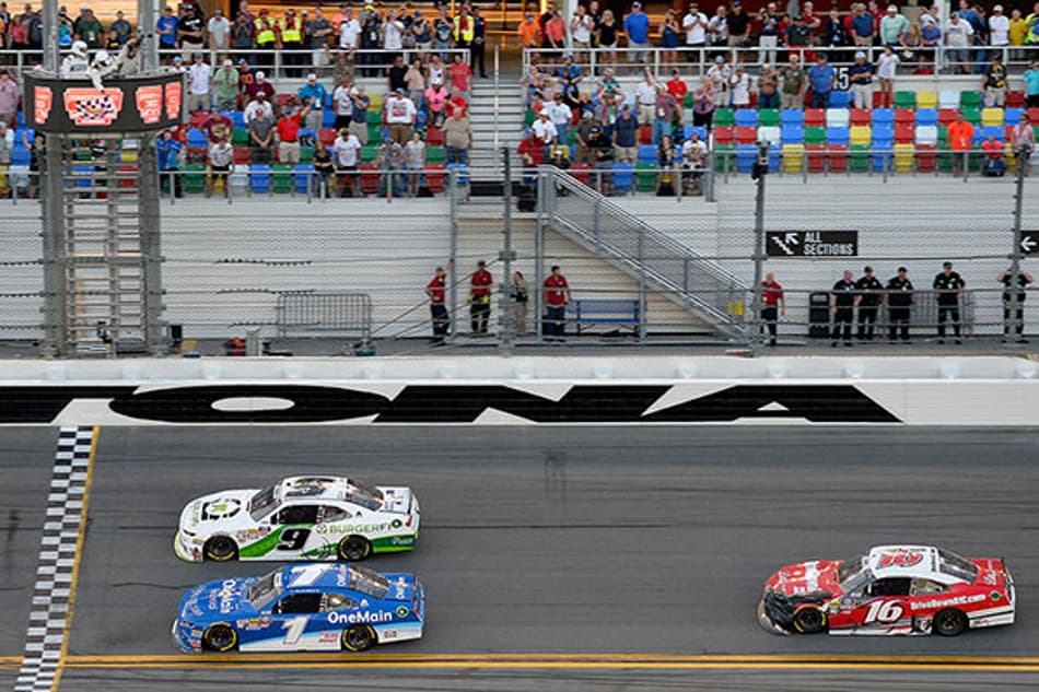 NASCAR Xfinity: Tyler Reddick supera Sadler por centímetros na quinta prorrogação em Daytona