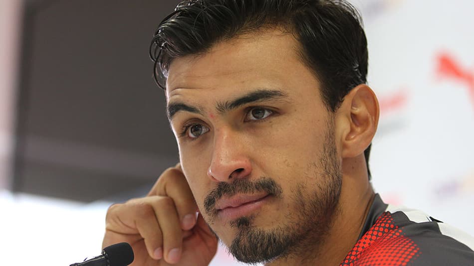 Zagueiro mexicano deixa Chivas Guadalajara para acertar com clube europeu