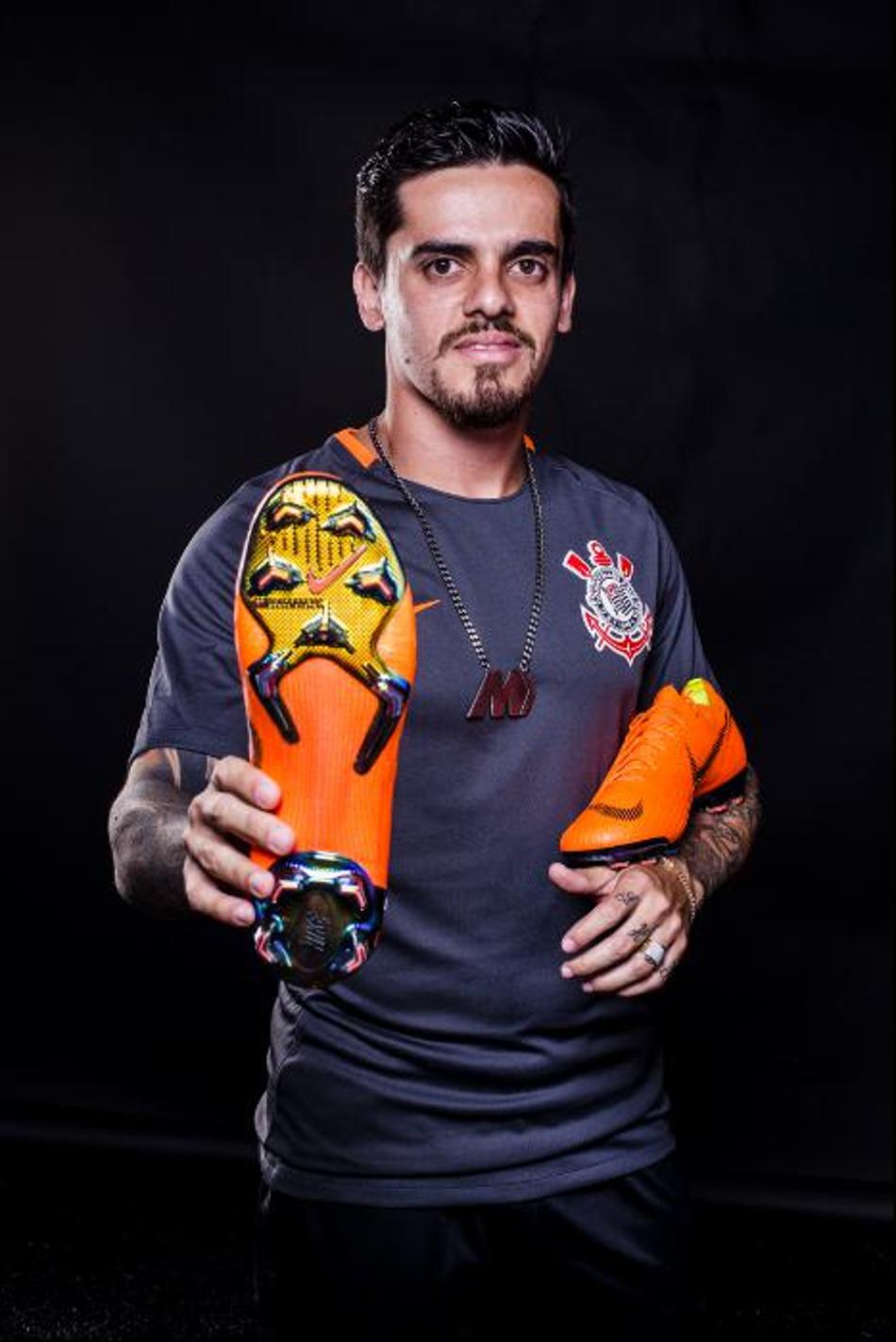 Fagner, Clayson e Pedrinho recebem chuteiras de linha que será usada por Cristiano Ronaldo e Neymar na Copa