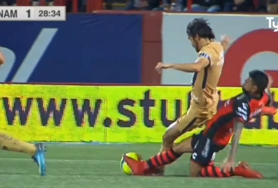 Futebol Mexicano: Atacante tenta parar adversário com carrinho e leva a pior