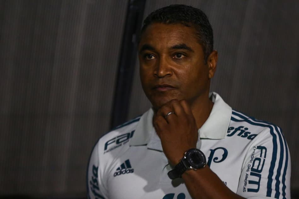 Roger lamenta campo pesado e sente falta de Deyverson