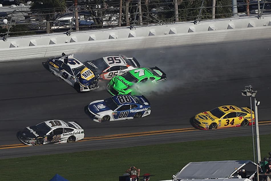 Danica Patrick se despede da NASCAR com acidente em Daytona