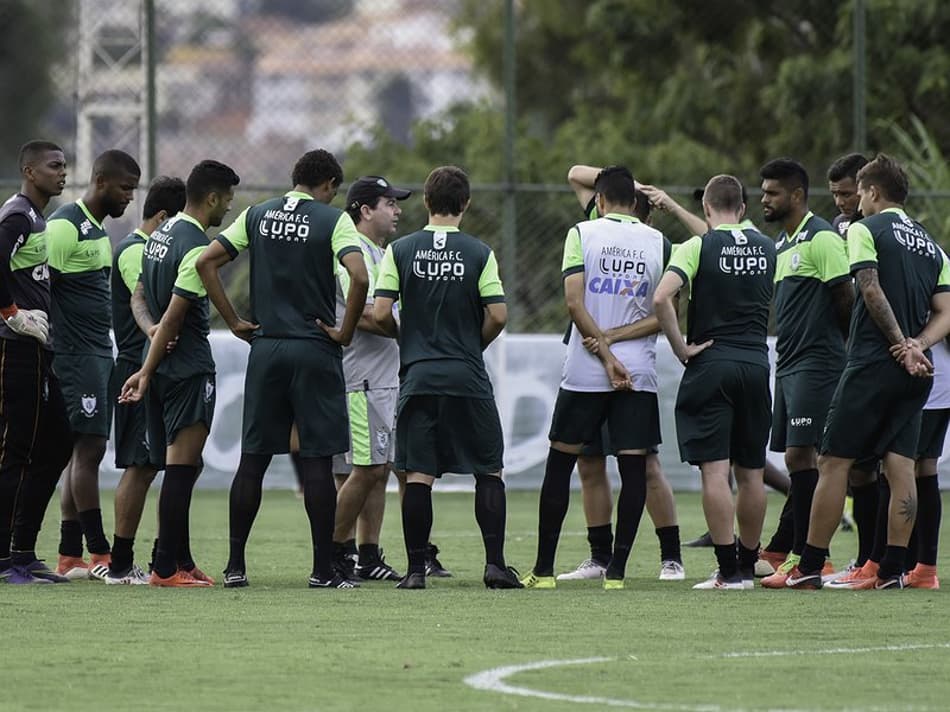 Enderson Moreira avalia atuação do América-MG no clássico contra Galo