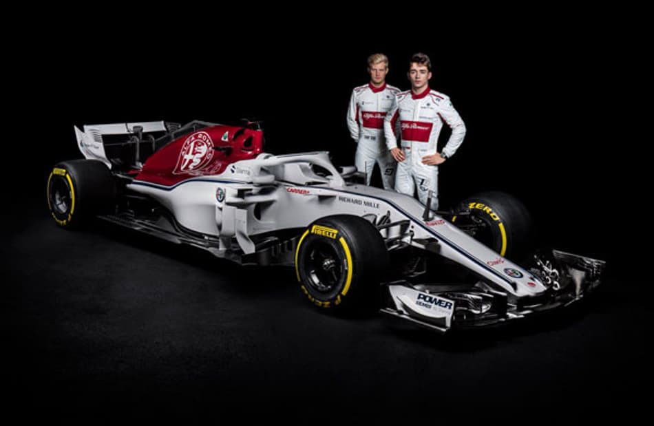 F1: Alfa Romeo Sauber abandona o azul e revela o C37 vermelho e branco
