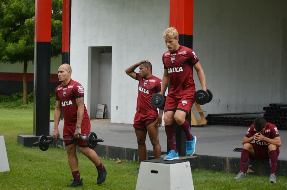 De olho no clássico, Atlético-GO faz trabalho pesado nesta terça
