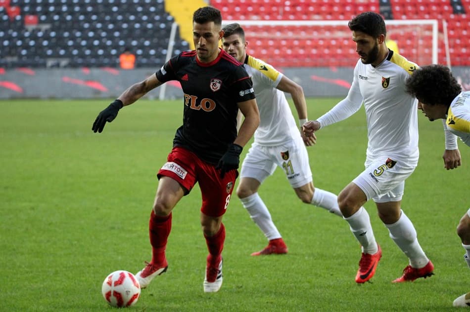 Meia brasileiro vibra com excelente fase do Gazisehir