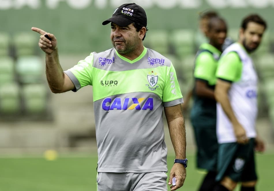 Enderson Moreira aproveita treino para testar alternativas no Coelho