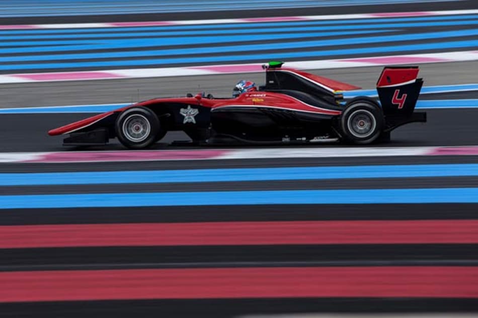 Jake Hughes torce por falha de adversários para conquistar título na GP3