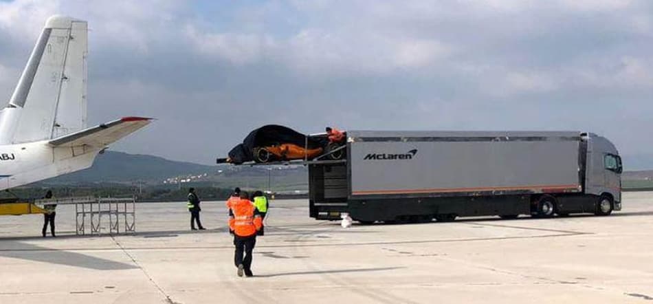 McLaren deixa escapar pintura laranja durante desembarque em aeroporto da Espanha
