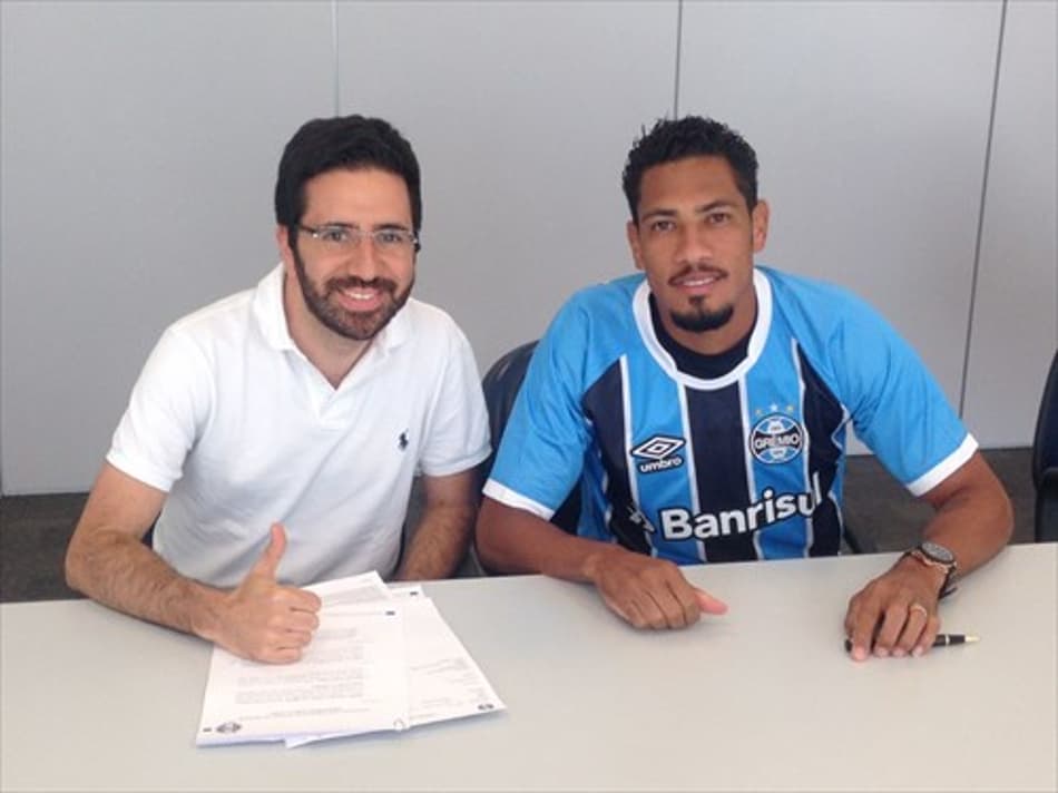 Grêmio anuncia a contratação do atacante Hernane Brocador