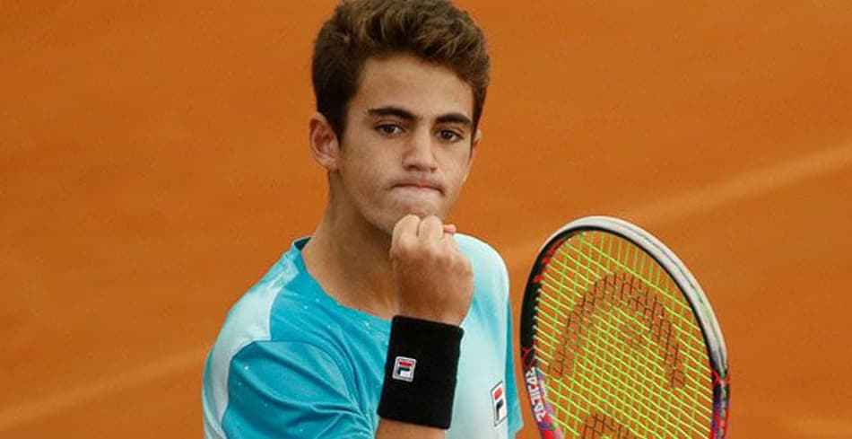 João Loureiro mantém série e faz semi no Banana Bowl