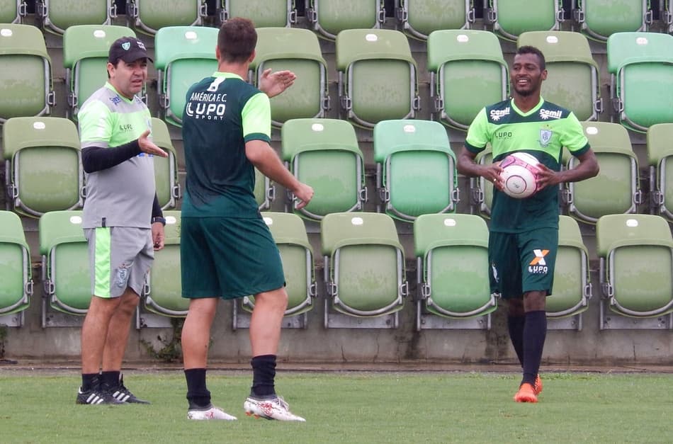 Enderson Moreira realiza trabalho específico com foco no Tombense