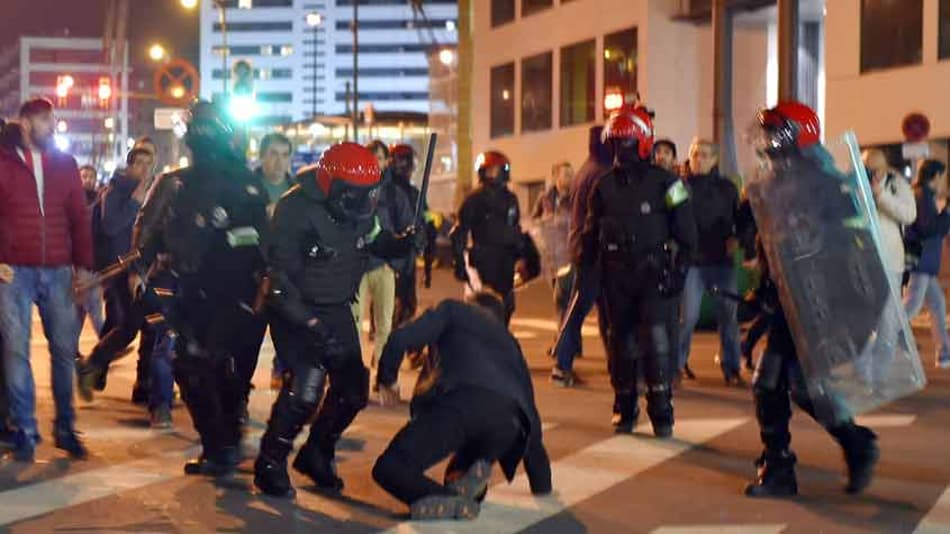 Policial morre após briga entre russos e espanhóis em jogo da Liga Europa