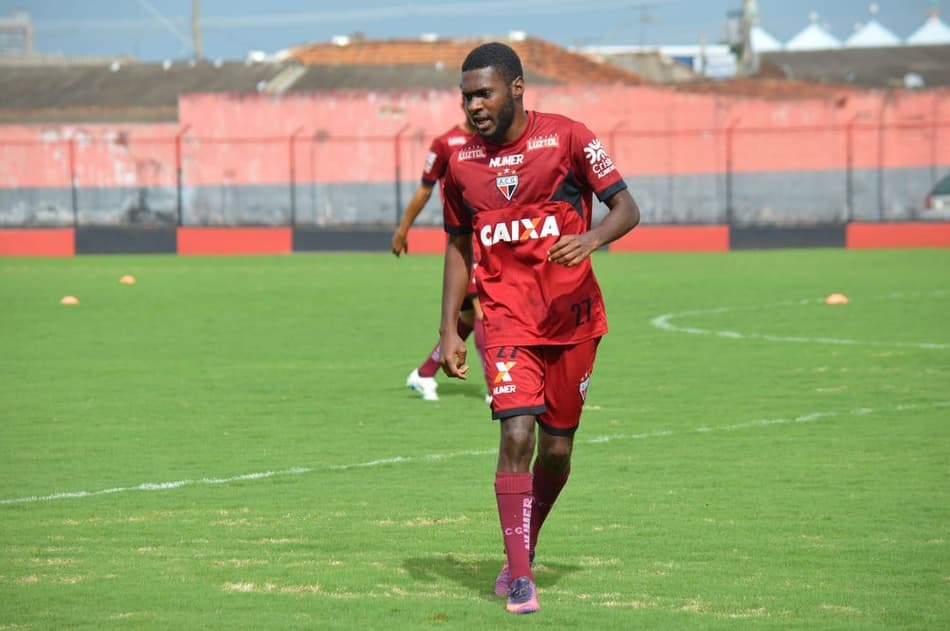 Fora dos planos, atacante Chiquinho é dispensado do Atlético-GO