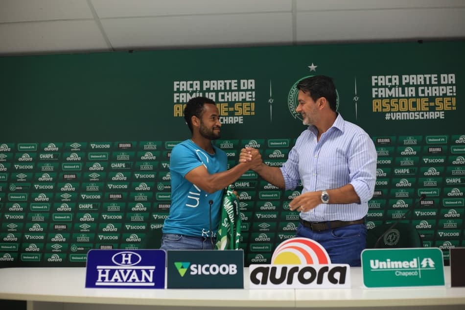 Chapecoense apresenta oficialmente meia-atacante Junior Santos