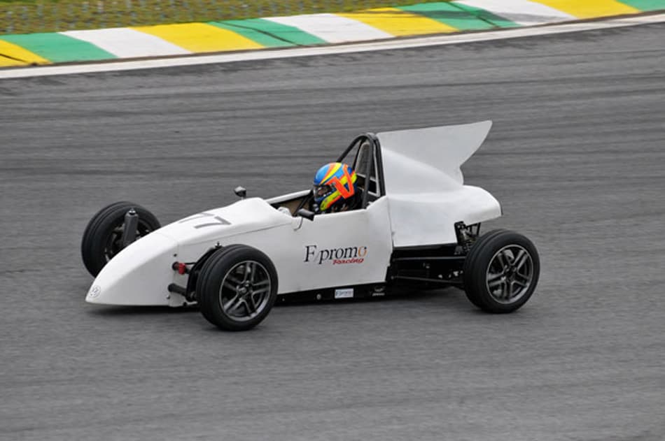 FVee lança novo carro, apoia projeto estudantil da Fórmula 1 e faz o seu 2º campeonato virtual
