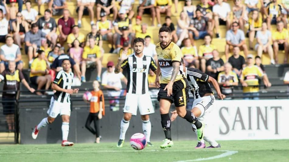 Com gol relâmpago, Figueirense vence Criciúma e segue como líder