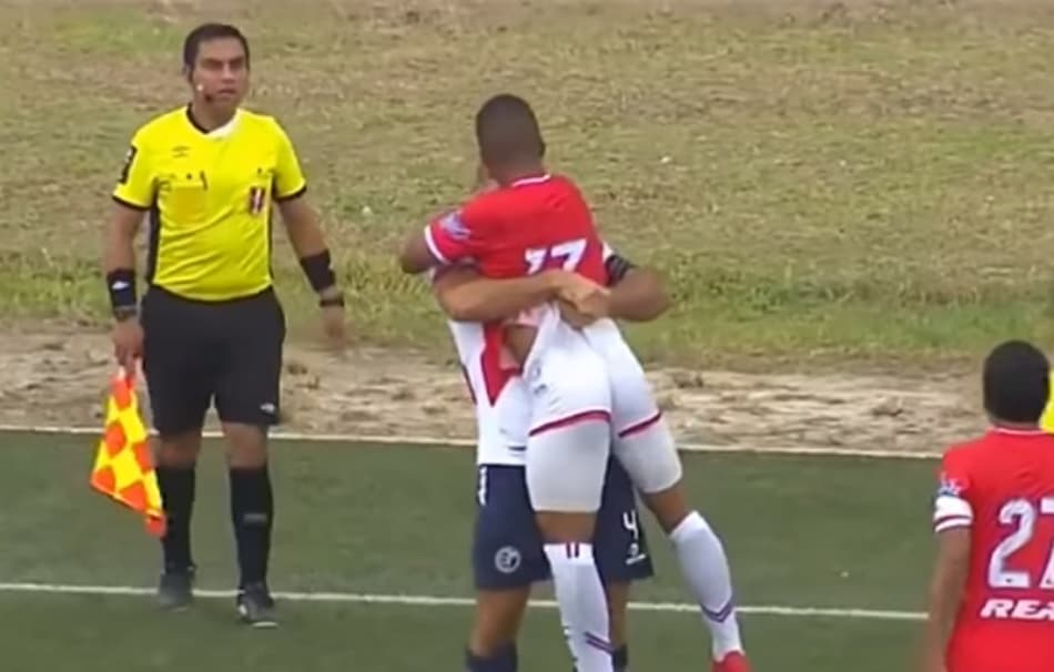 Em meio a briga, jogador dá seguidos beijos na boca do adversário