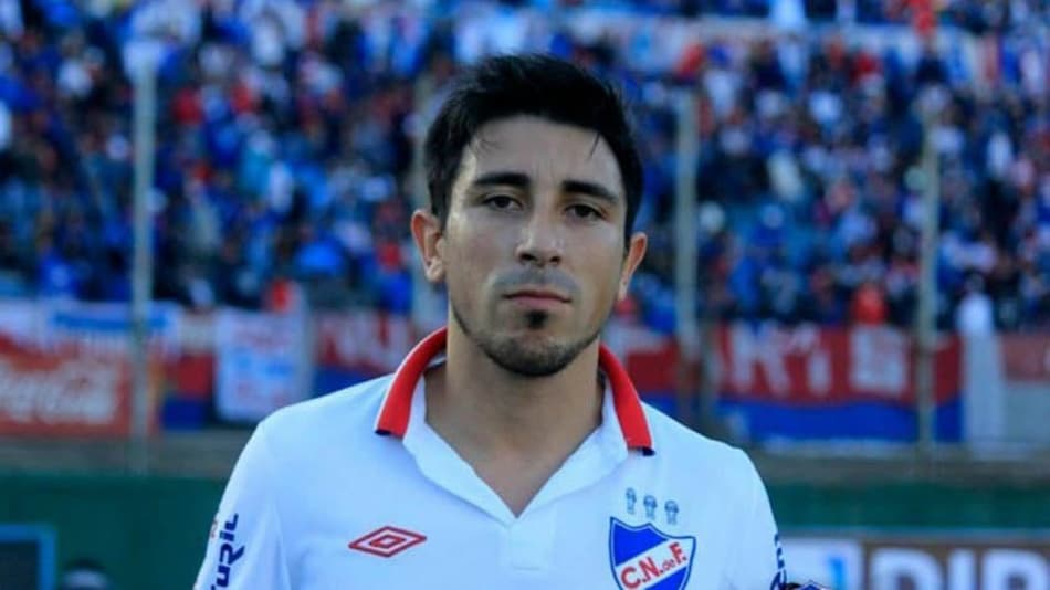 Jorge Fucile deixa aposentadoria e lado e volta ao futebol