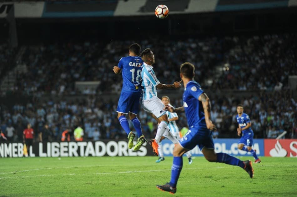 Jogadores celestes lamentam derrota para o Racing na estreia da Libertadores